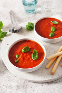 Yeşil arka planda domates ve dolmalık vejetaryen çorbası.