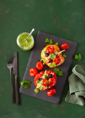 Doldurulmuş dolma biber, kinoalı domates zeytin ve bitki soslu chimichurri.