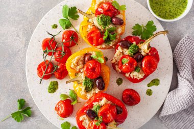 Doldurulmuş dolma biber, kinoalı domates zeytin ve bitki soslu chimichurri.