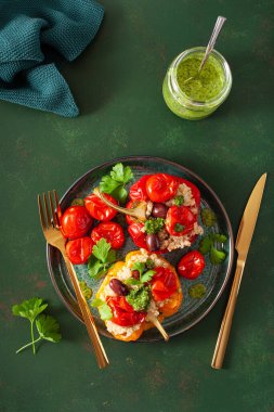 Doldurulmuş dolma biber, kinoalı domates zeytin ve bitki soslu chimichurri.