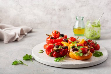 Doldurulmuş dolma biber, kinoalı domates zeytin ve bitki soslu chimichurri.