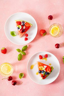 Yoğurt ve böğürtlenli karpuz pizza dilimleri, yaz tatlısı.