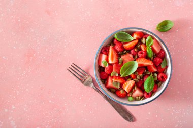 Çilekli ahududu fesleğen tohumlu karpuz salatası. sağlıklı yaz tatlısı