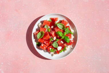 Peynirli karpuz salatası ve fesleğen. sağlıklı yaz tatlısı