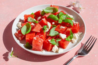 Peynirli karpuz salatası ve fesleğen. sağlıklı yaz tatlısı
