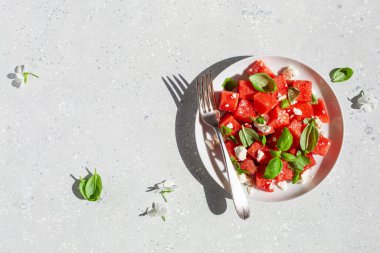 Peynirli karpuz salatası ve fesleğen. sağlıklı yaz tatlısı