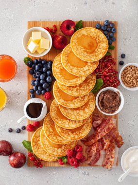 Amerikan krep tahtası ve pastırma böğürtlen şurubu.