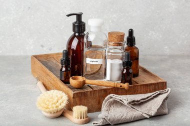 sıfır atık çevre dostu temizlik konsepti. Tahta fırçalar, kabartma tozu, sirke