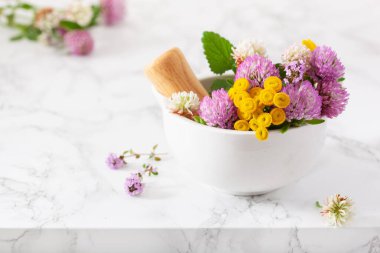 Tıbbi çiçekler, havan topları, alternatif ilaçlar. Yonca folyo tansy rosebay