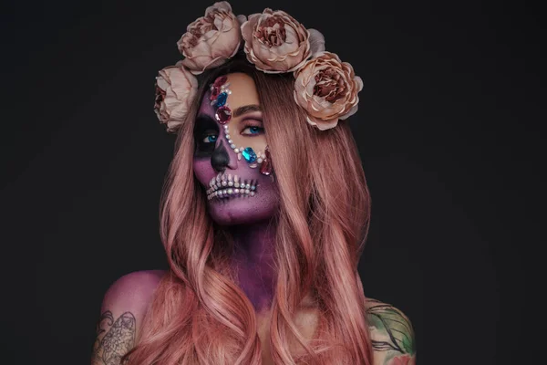 Prise Vue Femme Tatouée Avec Muertos Maquillage Couronne Roses — Photo