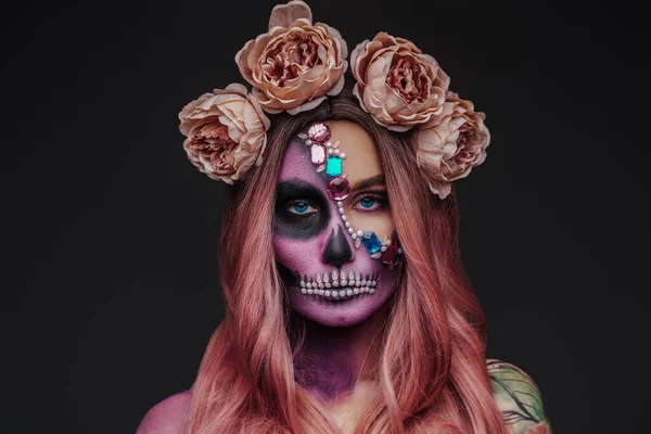 Retrato Mulher Pintada Com Maquiagem Muertos Contra Fundo Escuro — Fotografia de Stock