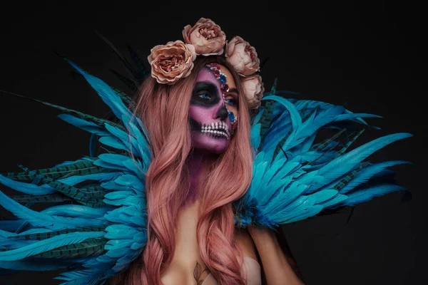 Tiro Mujer Tatuada Con Muertos Maquillaje Alas Azules —  Fotos de Stock