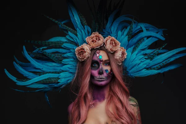 Prise Vue Femme Tatouée Avec Muertos Maquillage Belles Ailes Bleues — Photo