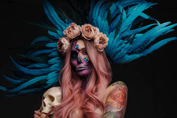 Prise Vue Femme Tatouée Avec Muertos Maquillage Belles Ailes Bleues — Photo
