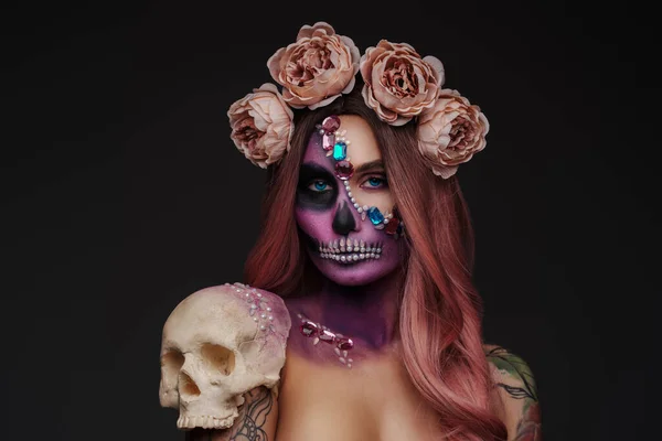 Ženský Model Namalovaný Pro Halloween Muertos Stylu Proti Tmavému Pozadí — Stock fotografie
