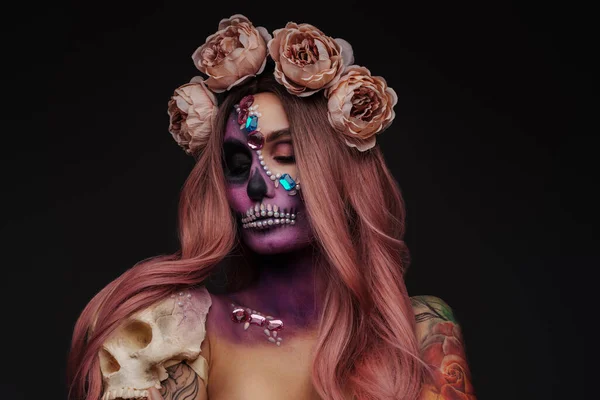 Modelo Femenino Pintado Para Halloween Estilo Muerto Sobre Fondo Oscuro —  Fotos de Stock