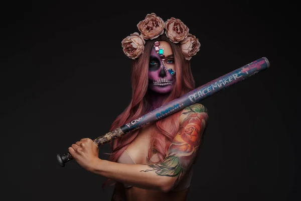 Trendy Woman Muertos Makeup Holding Club Dark Background — Stock Photo, Image