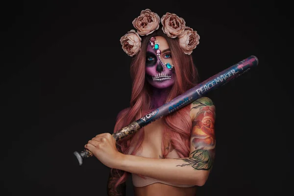 Mulher Moda Com Muertos Maquiagem Segurando Clube Contra Fundo Escuro — Fotografia de Stock