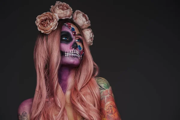 Muertolu Makyajlı Gül Çelenkli Dövmeli Bir Kadın — Stok fotoğraf