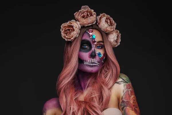 Tiro Mulher Tatuada Com Muertos Compõem Coroa Rosas — Fotografia de Stock