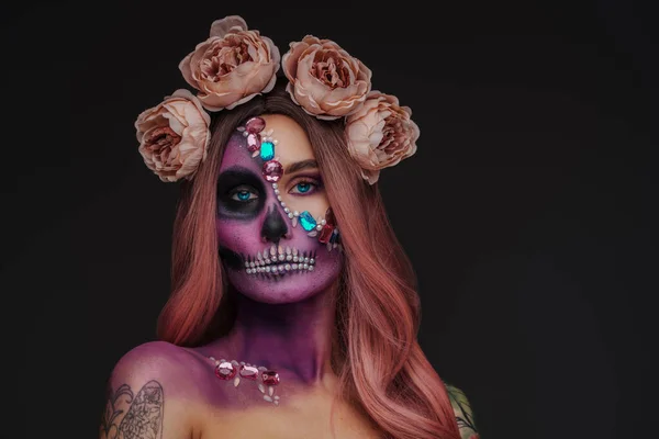 Retrato Mulher Pintada Com Maquiagem Muertos Contra Fundo Escuro — Fotografia de Stock