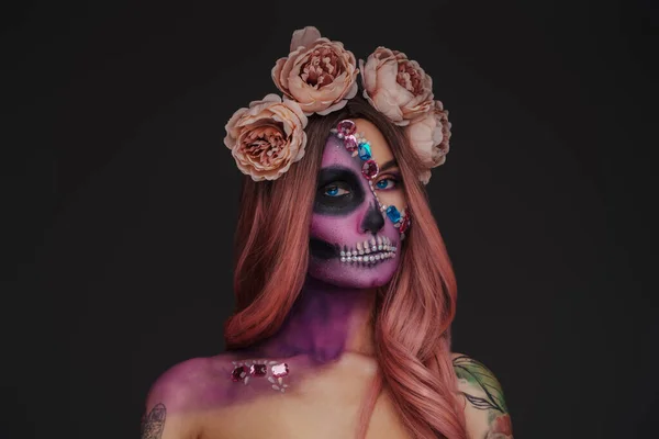 Tiro Beleza Feminina Com Tatuagens Coroa Rosas Contra Fundo Escuro — Fotografia de Stock
