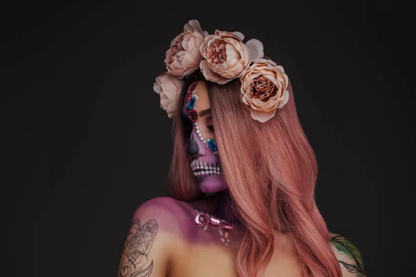 Lövés Női Szépség Tetoválásokkal Koszorú Rózsa Sötét Háttér — Stock Fotó
