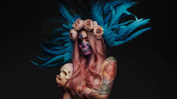 Shot Της Γυναίκας Τατουάζ Muertos Συνθέτουν Και Όμορφα Μπλε Φτερά — Φωτογραφία Αρχείου