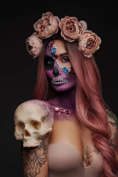 Estúdio Tiro Modelo Feminino Assustador Com Maquiagem Cabeça Crânio Contra — Fotografia de Stock
