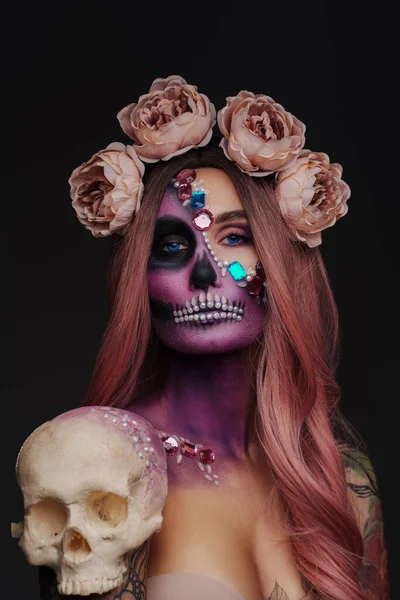 Makyajlı Kafatası Koyu Arka Planda Olan Ürkütücü Kadın Modelinin Stüdyo — Stok fotoğraf