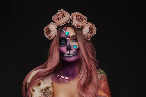 Vrouw Model Geschilderd Voor Halloween Muertos Stijl Tegen Donkere Achtergrond — Stockfoto