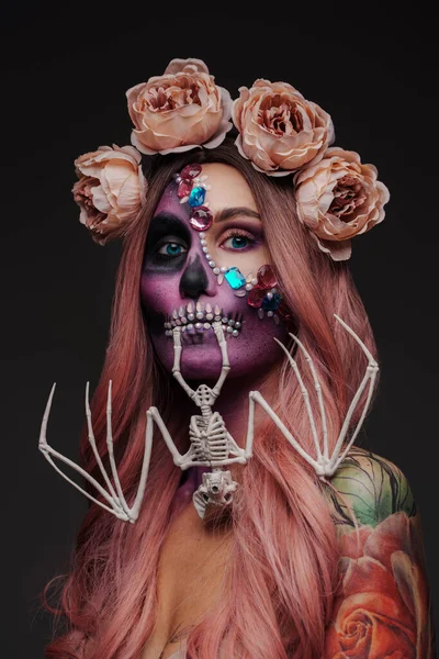 Plan Studio Femme Avec Squelette Maquillage Style Muertos Mexicain — Photo