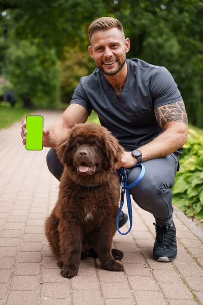 Tiro Hombre Sonriente Caminando Con Mascota Canina Parque Día Soleado — Foto de Stock