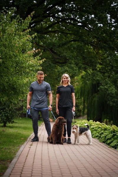 Tiro Feliz Pareja Con Dos Perros Paseando Bosque Juntos Vacaciones — Foto de Stock