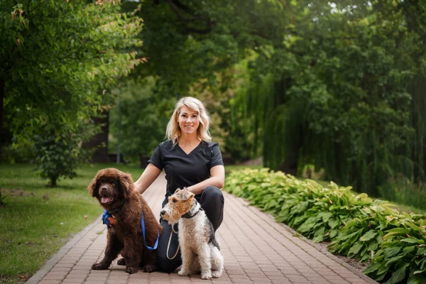 夏天带着两只狗在公园里度假的快乐女人的画像 — 图库照片