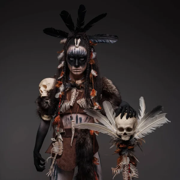 Starověký Šaman Žena Oblečená Tmavé Oblečení Držení Hole Lebkou — Stock fotografie
