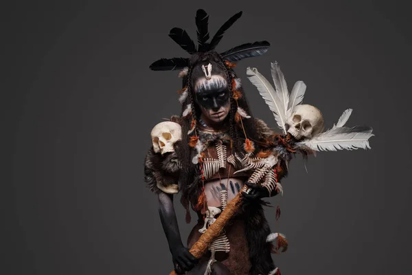 Starověký Šaman Žena Oblečená Tmavé Oblečení Držení Hole Lebkou — Stock fotografie