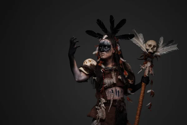 Studioaufnahme Einer Dunklen Voodoo Hexe Mit Gemaltem Gesicht Die Ihren — Stockfoto