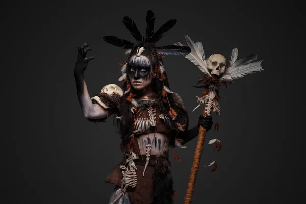 Retrato Bruxa Vudu Assustador Vestido Com Roupas Escuras Segurando Pessoal — Fotografia de Stock