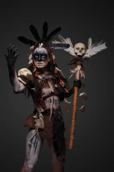 Porträt Einer Gruseligen Voodoo Hexe Dunkler Kleidung Mit Totenkopf — Stockfoto
