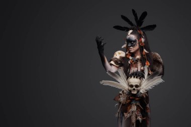 Stüdyo çekiminde elinde asası olan kara büyü cadısı..