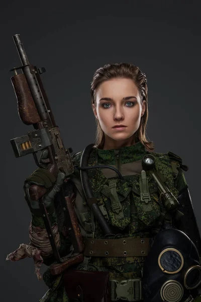 Retrato Sobrevivente Apocalíptico Feminino Segurando Rifle Vestido Com Uniforme Camuflagem — Fotografia de Stock