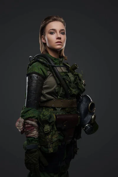 Portrét Izolované Šedém Pozadí Voják Žena Oblečená Maskovací Kostým — Stock fotografie