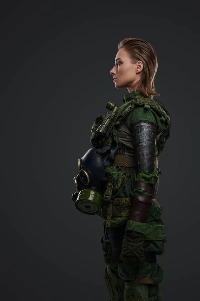 髪の毛の茶色の女性兵士の写真ガスマスクと軍の制服を着て — ストック写真