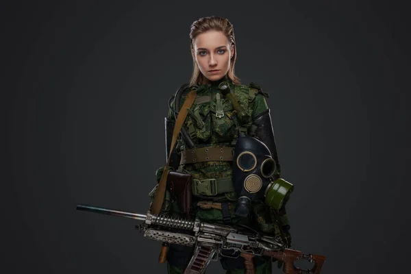 Portret Van Overlevende Vrouw Gekleed Camouflage Kostuum Met Geweer — Stockfoto