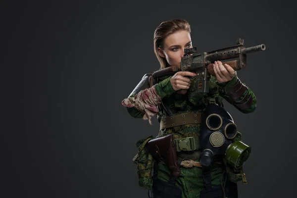 Schot Van Een Aanval Een Militaire Vrouw Met Een Gasmasker — Stockfoto