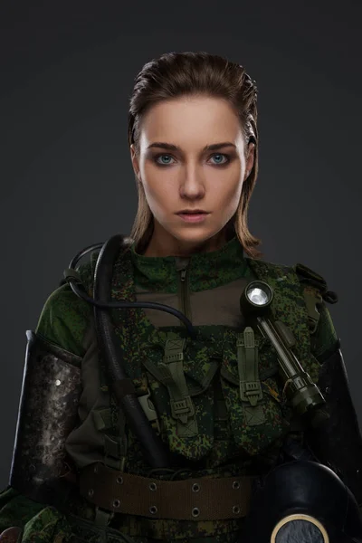 Portrait Soldat Isolé Sur Fond Gris Vêtue Costume Camouflage — Photo