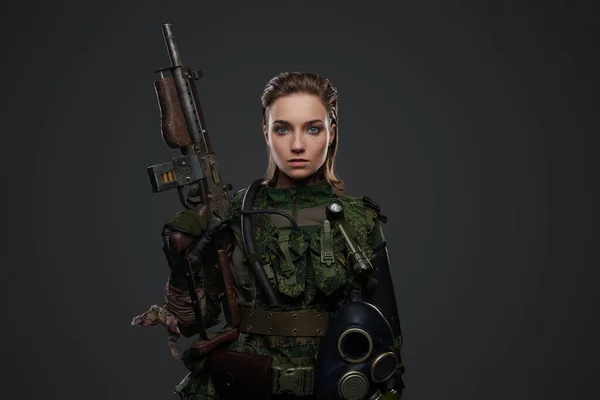 Portrét Apokalyptické Ženy Která Přežila Držící Pušku Maskovací Uniformě — Stock fotografie