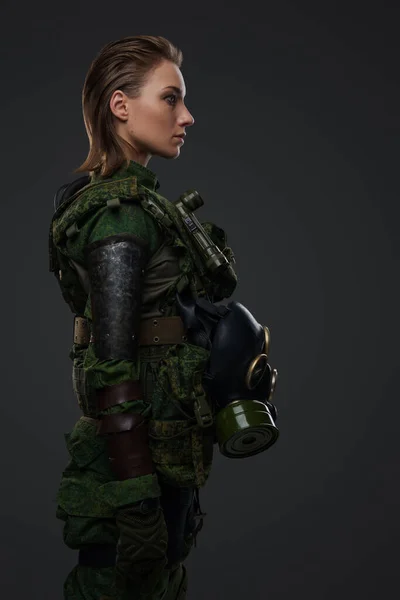 Photo Soldat Femme Aux Cheveux Bruns Vêtue Uniforme Militaire Avec — Photo