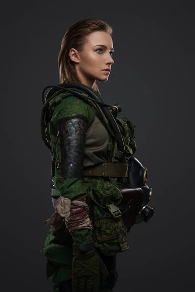 Foto Van Bruinharige Vrouwelijke Soldaat Gekleed Beschermend Uniform Gasmasker — Stockfoto